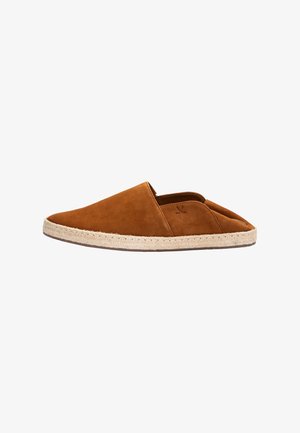 Brauner Slip-On-Mule mit Wildleder-Obermaterial und geflochtener Jutesohle, flachem Absatz, geschlossener Spitze und offenem Rücken für einfaches An- und Ausziehen.