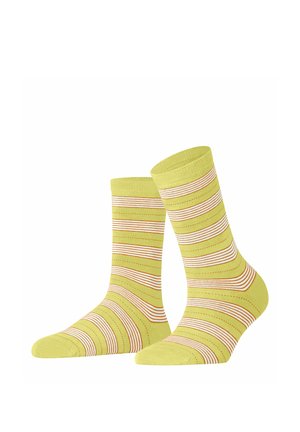 Gelb gestreifte Socken mit abwechselnd dünnen roten und weißen horizontalen Streifen. Stricktextur, Knöchellänge und einfarbige Spitze und Ferse.