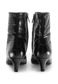 Stivali neri in pelle alti alla caviglia con una finitura lucida, caratterizzati da un motivo a coccodrillo e un tacco affusolato. Zipper laterali per una facile calzata.