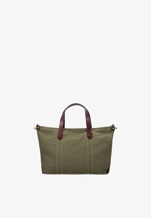 Olivengrøn lærredstaske med mørkebrune læderhåndtag og synlige cremefarvede sømme på hvid baggrund.