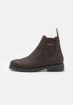 Braune Leder Chelsea-Boots mit elastischen Seiteneinsätzen, runder Zehenpartie und niedrigem Absatz. Verfügt über gestickte Akzente und eine Zuglasche an der Rückseite.