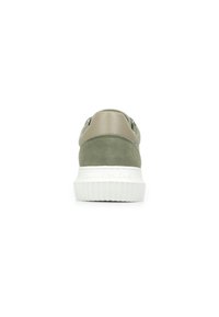 Groene suède sneaker met een beige leren accent, voorzien van een witte gestructureerde rubberen zool en een reliëf merklogo op de achterkant.