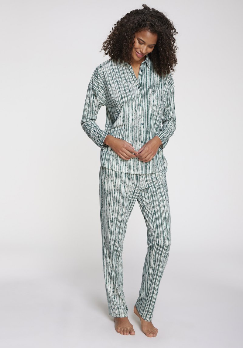 Set di pigiama a righe verdi e bianche realizzato in tessuto leggero, composto da una camicia con bottoni e pantaloni con vita elasticizzata dal taglio rilassato.
