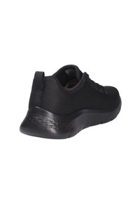 Scarpa sportiva nera con tomaia in mesh, design con lacci, colletto imbottito e suola in gomma testurizzata. Presenta una linguetta sul tallone per indossarla facilmente.