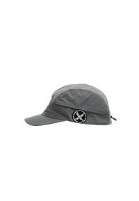 Gorra gris con visera curvada, hecha de tela ligera. Presenta un parche con un diseño circular en el lateral y una correa trasera ajustable.