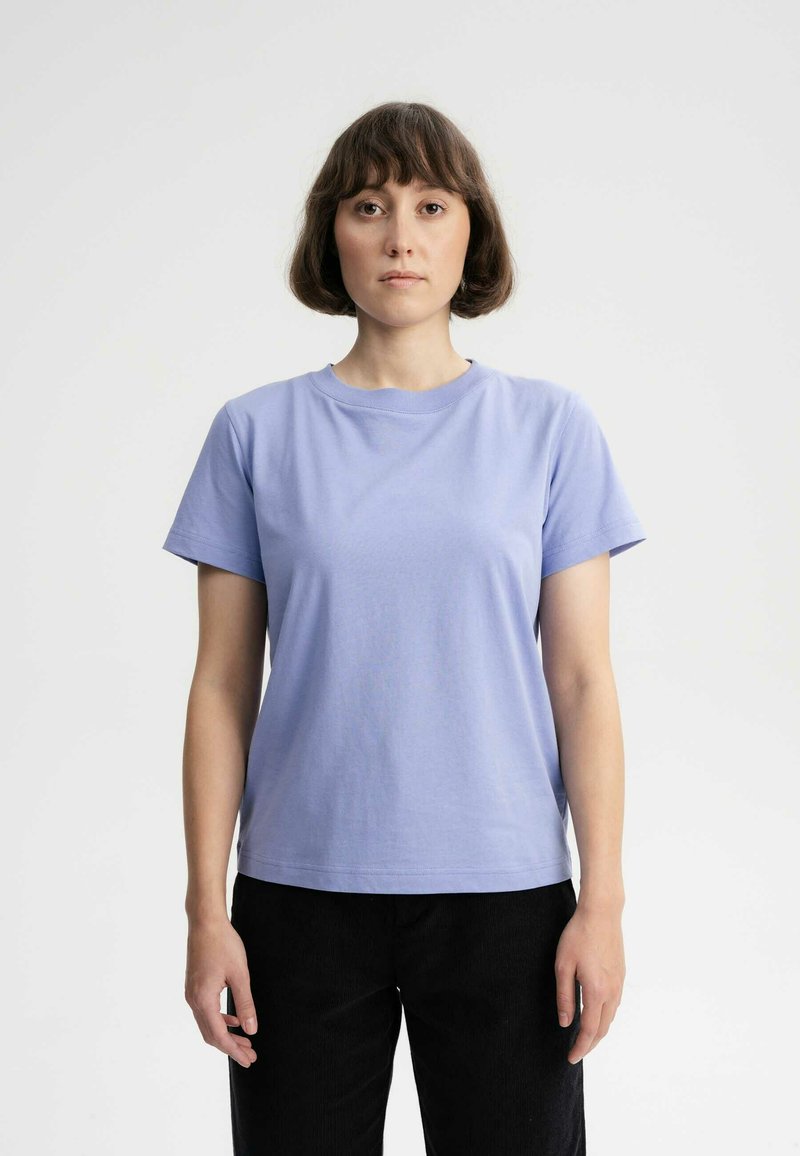 Lichtpaars T-shirt met korte mouwen, gemaakt van zacht katoen, met een ronde halslijn en een reguliere pasvorm. Geen opvallende patronen of accenten.