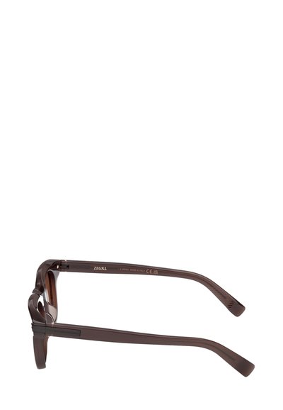 Brązowe plastikowe okulary o prostokątnych oprawkach, z gładką fakturą oraz smukłymi zausznikami z subtelnym logo po wewnętrznej stronie.