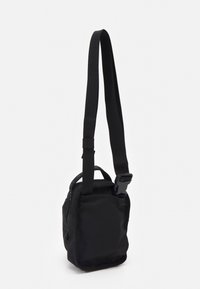 Borsa a tracolla in tessuto nero con cinturino regolabile, chiusura con zip e manico piccolo. Forma rettangolare compatta senza motivi visibili.
