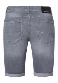 Grijze denim shorts met opgerolde zoom, voorzien van twee achterzakken en een zwart label bij de tailleband. Soepele textuur, casual ontwerp.