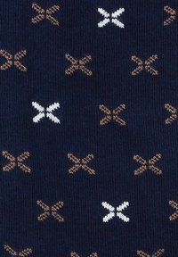 Granatowy materiał z dzianinowym wzorem w brązowe i białe krzyże równomiernie rozmieszczone na powierzchni, z fakturowanym wykończeniem.