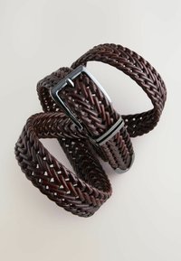 Vævet læderbælte i mørkebrunt med en blank sort metalspænde. Har et struktureret, flettet design med en solid endestrop.