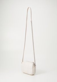 Borsa a tracolla in pelle beige chiaro con un design testurizzato, dotata di una lunga tracolla regolabile e un accento in catena argento.