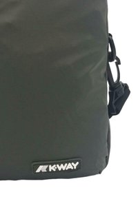 Borsa in nylon verde scuro con finitura testa di vetro, caratterizzata da una patch del logo K-WAY nera e una tracolla regolabile.