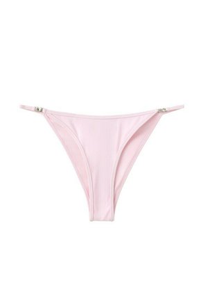 Slip de bikini roz deschis cu bretele laterale subțiri și detalii mici din mărgele argintii pe fiecare bretea, așezat plat pe un fundal alb.