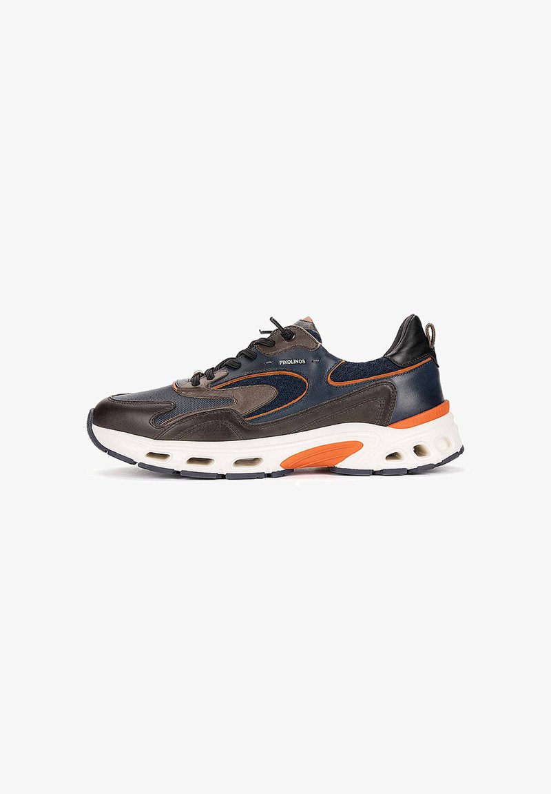 Baskets marron foncé et bleu marine avec des accents orange, semelle blanche amortissante avec des trous d’air, lacets noirs et logo Pikolinos sur le côté.