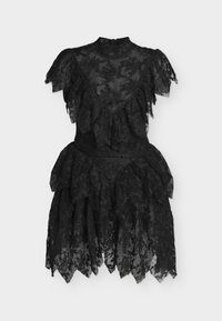 Μαύρο φόρεμα δαντέλας με κοντά μανίκια που φτερουγίζουν, υψηλή λαιμόκοψη, στρωματοποιημένες βολάν και λεπτομέρειες με σκισμένη κάτω άκρη.