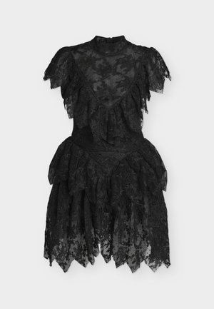 Robe en dentelle noire avec manches courtes volantées, col montant, volants superposés et ourlet déchiqueté.