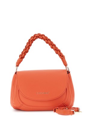 Oranssi nahkainen olkalaukku punotulla kahvalla, läppäkiinnityksellä, kultaisella logolla ja irrotettavalla olkahihnalla, joka on vieressä kelattuna.