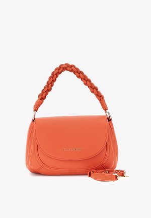 Orange læderhåndtaske med flettet håndtag, klaffelukning, gyldent logo og aftagelig skulderrem snoet ved siden af.
