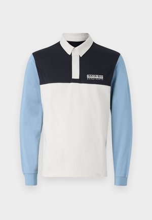 Pikend varrukatega polo särk, millel on valge keha, tumesinised õlad ja helesinised varrukad. Sisaldab krae ja logo rinna peal.