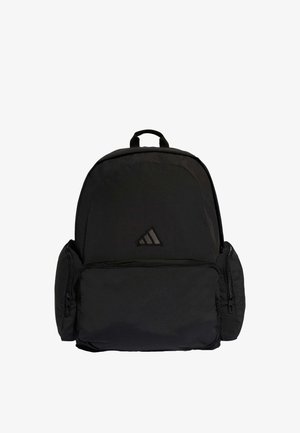 Schwarzer Rucksack aus robustem Stoff mit abgerundeter Form, vorderer Reißverschlusstasche und seitlichen Netzfächern. Mit einem Tragegriff oben und einem Logo versehen.