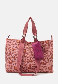 Grande borsa a tracolla rosa con stampa leopardata arancione, dotata di due manici in tessuto e una pochette viola rimovibile. Materiale in tela testurizzata.