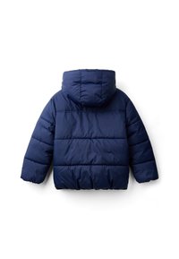 Chaqueta acolchada en azul marino con capucha fija, grueso acolchado, hombros caídos y puños elásticos. Material exterior suave y resistente al agua.