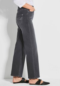 Pantalons en denim gris à jambes larges et taille mi-haute. Dotés de poches arrière avec un détail de couture. Complétés par des chaussures noires à enfiler.