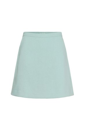 Světle modrá sukně ve tvaru A vyrobená z hladké látky. Má čistý pas a rozšířený siluetu bez viditelných vzorů nebo akcentů.
