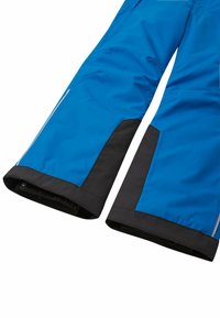 Pantalons de ski résistants à l'eau en bleu vif avec des accents noirs. Les caractéristiques comprennent une conception de jambe fuselée, des poignets réglables et des coutures visibles.