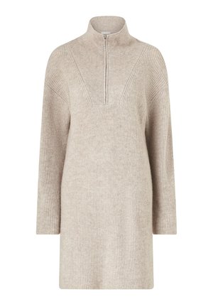 Beige gebreide jurk met hoge kraag, halve rits en wijde mouwen; heeft een gestructureerd, geribbeld ontwerp.