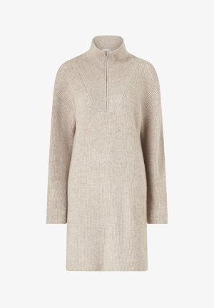 Beige Strickpulloverkleid mit hohem Kragen, halbem Reißverschluss und weiten Ärmeln; verfügt über ein strukturiertes, geripptes Design.