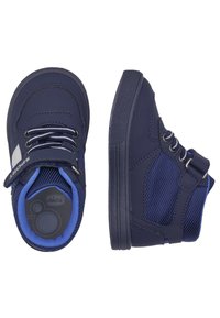 Chaussures pour enfants bleu marine avec un design en cuir et en mesh, présentant des lacets foncés, une sangle à scratch et des semelles en caoutchouc pour une meilleure traction.