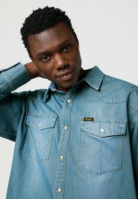 Wrangler LONG SLEEVE WESTERN LOOSE FIT - Camisa - authentic medium