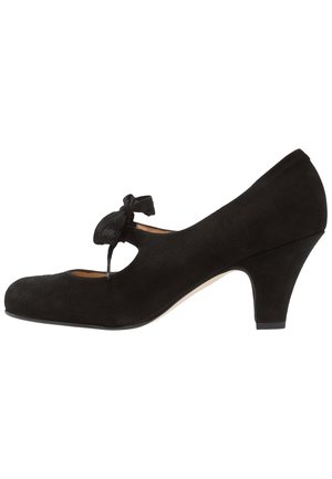 Czarne zamszowe buty na wysokim obcasie z okrągłym noskiem, z wycięciem w designie i tkaninową kokardą, z obcasem średniej wysokości.