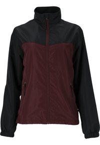 Chaqueta ligera con la parte superior negra y el cuerpo burdeos. Cuenta con un cierre frontal de cremallera, cuello alto y dos bolsillos laterales con cremallera. Textura suave.