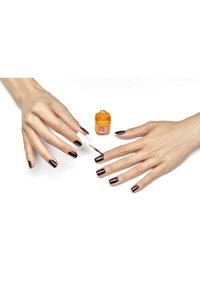 Des ongles brun foncé avec une finition brillante. Un pinceau blanc applique le vernis d'un flacon orange Essie placé entre deux mains.