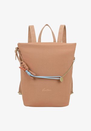 Sac à dos en toile beige avec des bretelles ajustables, un cordon d'accent bleu et orange, et des détails en chaîne dorée. Présente un design lisse et structuré.