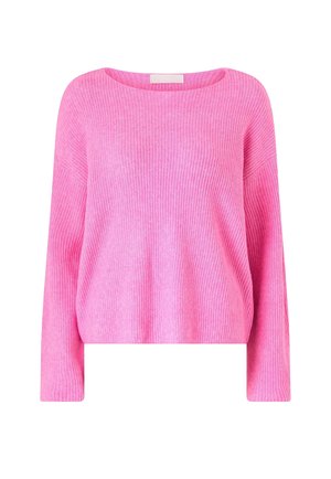 Roze geribbelde gebreide trui met lange mouwen en een brede ronde hals, plat neergelegd tegen een witte achtergrond.