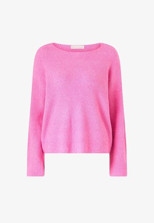 Roze geribbelde gebreide trui met lange mouwen en een brede ronde hals, plat neergelegd tegen een witte achtergrond.