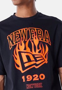 New Era NE FLAG FLAME  - T-shirt print - schwarz