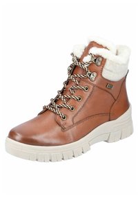 Botas de tobillo de cuero marrón con cordones, con un cuello de piel blanca texturizada, que cuentan con una suela resistente color crema y cordones con un patrón en negro y marrón.