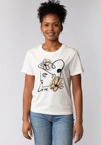 Witte katoenen t-shirt met een minimalistische lijntekening van het gezicht van een vrouw met bloemaccenten, het woord "Love" in een stijlvolle zwarte lettertype.