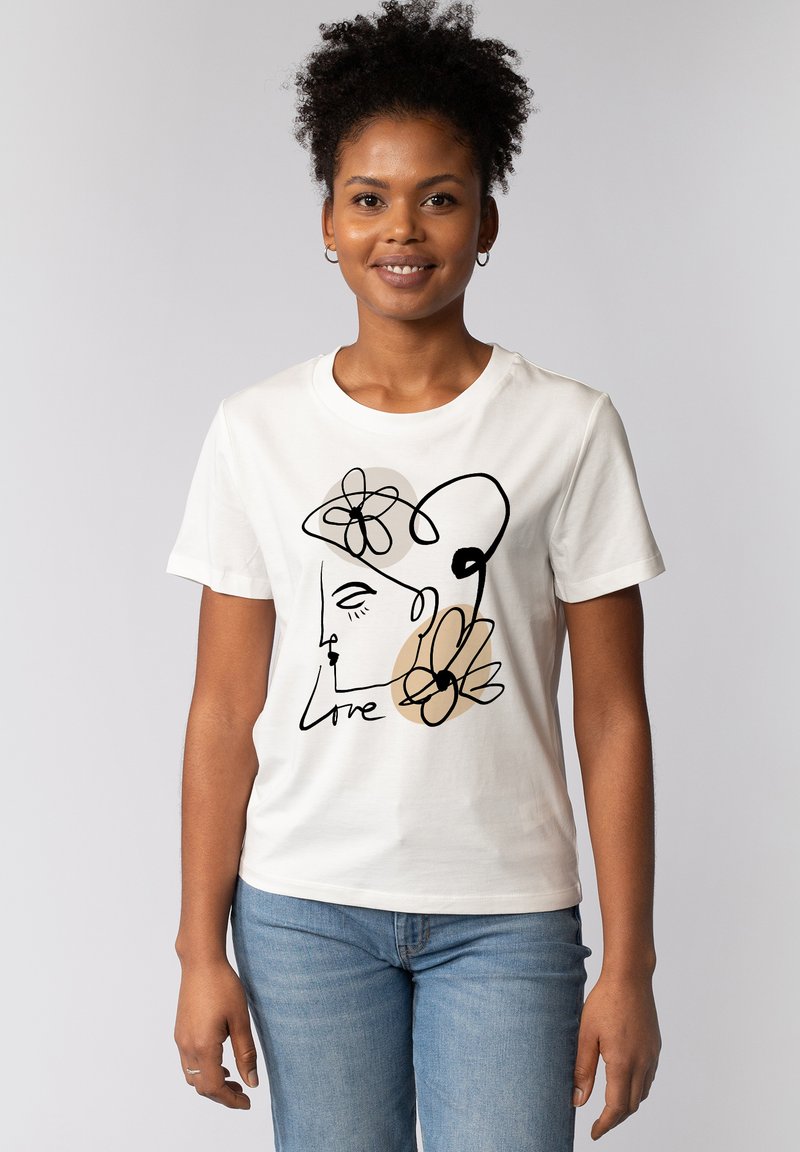 Witte katoenen t-shirt met een minimalistische lijntekening van het gezicht van een vrouw met bloemaccenten, het woord "Love" in een stijlvolle zwarte lettertype.