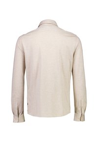 Langärmliges, hellbeiges Hemd. Weiche Textur, klassischer Kragen und geknöpfte Manschetten. Schlichtes Design ohne sichtbare Muster oder Akzente.