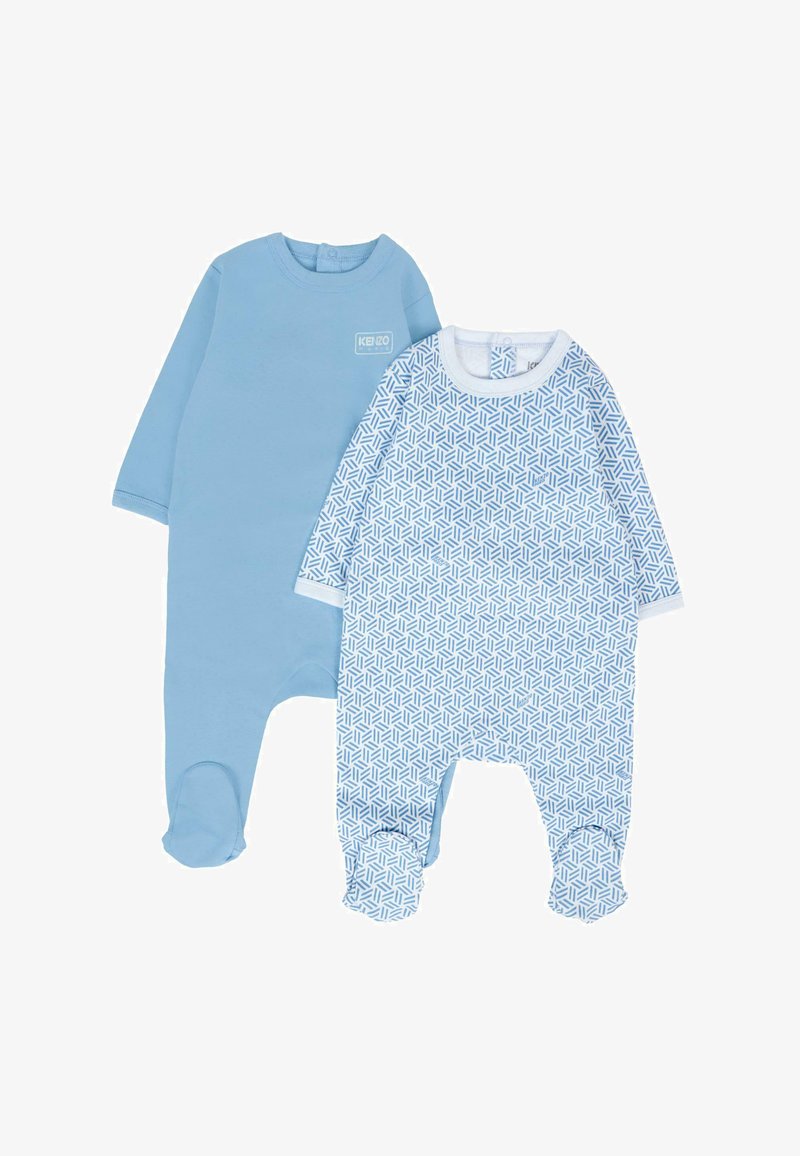 Due due pigiami per neonati blu, uno di un azzurro uniforme e uno bianco con un motivo geometrico blu, entrambi con piedi e maniche lunghe.