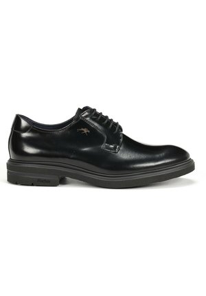 Scarpa da uomo in pelle nera con finitura lucida, design con lacci e suola in gomma a contrasto con un discreto dettaglio del logo.