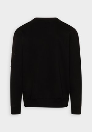 Sudadera negra de manga larga, con cuello redondo, puños y dobladillo acanalados, que presenta un bolsillo con cremallera en la manga izquierda. Textura suave.