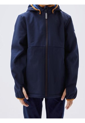 Chaqueta azul marino con capucha, con cremallera frontal, acentos naranjas contrastantes y una textura suave. Adecuada para el clima fresco.
