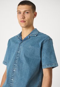 Denim Project LOOSE FIT SHORT SLEEVE DENIM  - Krekls - light blue washed